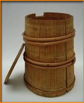 Feny�fa dong�kb�l k�sz�tett lisztesb�d�n, melynek dong�it 5 db vessz�b�l has�tott abroncs fogja �ssze.