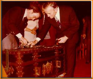 F�lep Ferenc, a Magyar Nemzeti M�zeum F�igazgat�ja  
�tveszi a koron�z�si �kszereket �rz� l�d�t (Ferihegy, 1978. janu�r 5.)