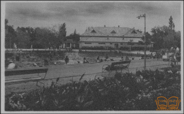 Főépület medencével